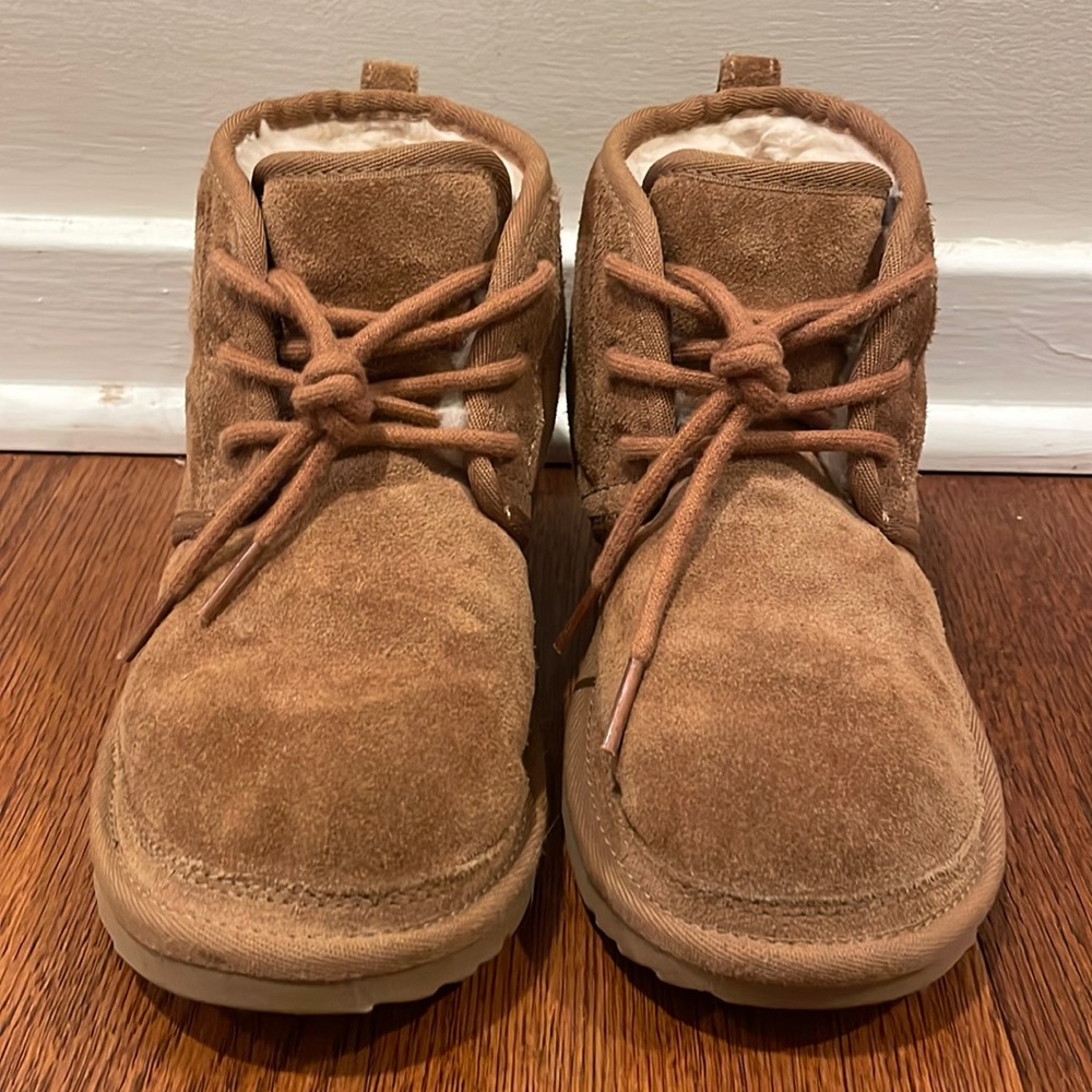 Ugg Neumel II Kids Size 3 in Chestnut